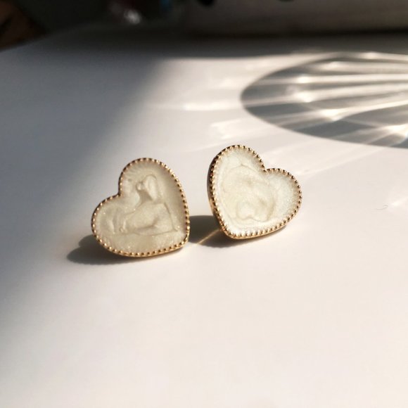 💙Flawless Angel Heart Golden Stud Earrings - Picture 4 of 7